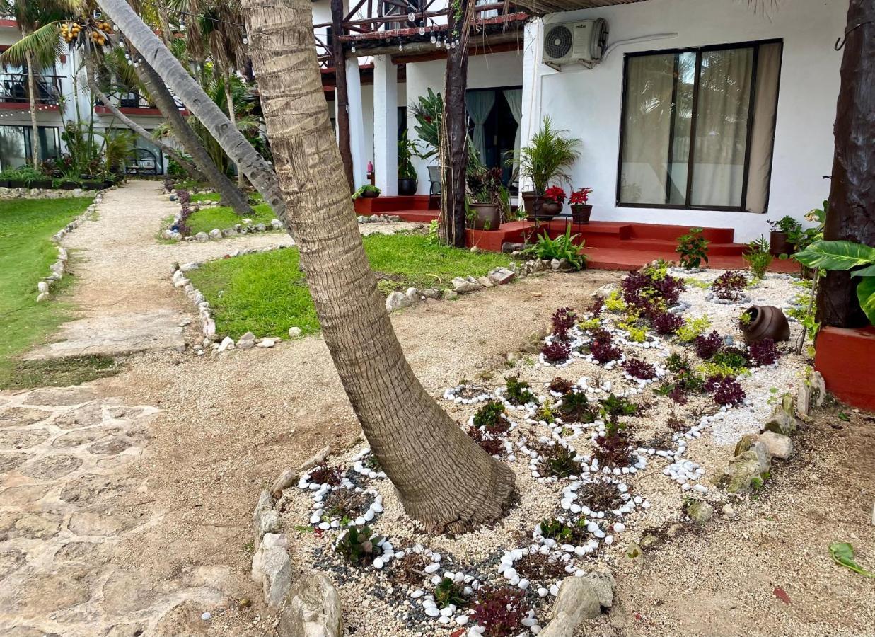 Casa Caribe カンクン エクステリア 写真 A garden at a hotel in Cancun, Mexico
