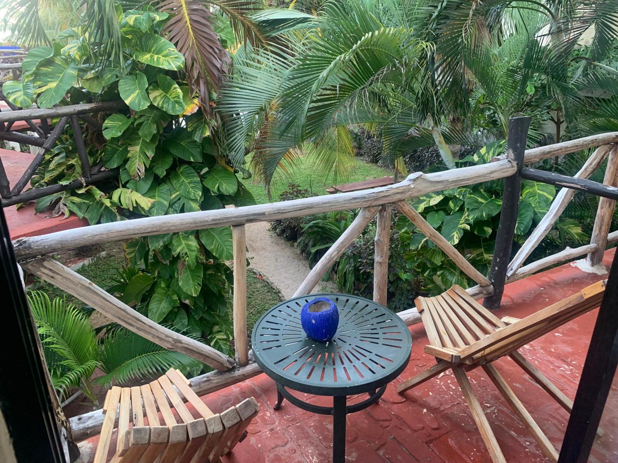 Casa Caribe カンクン エクステリア 写真 A view of the balcony of a room at the hotel