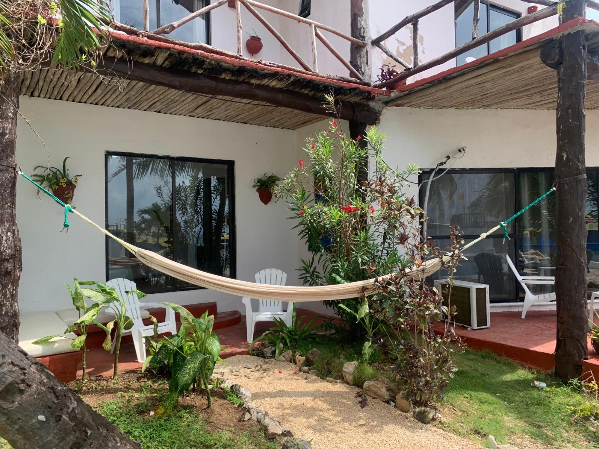 Casa Caribe カンクン エクステリア 写真 A hammock in a hotel in San Juan del Sur, Nicaragua